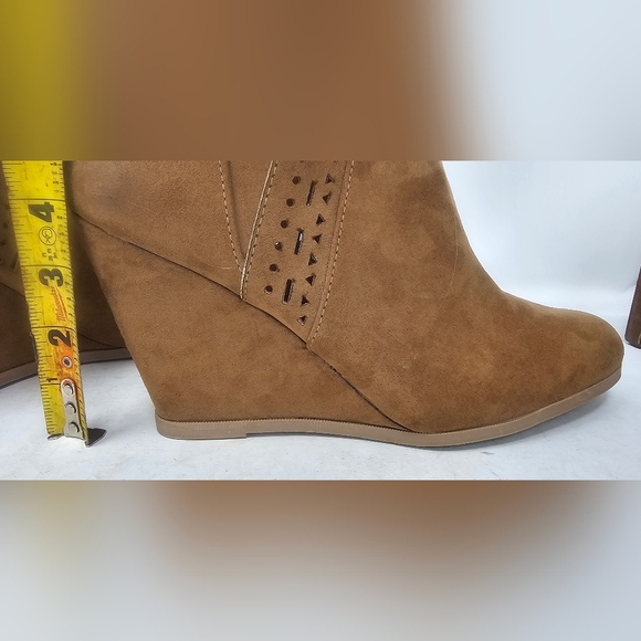 Maurices Women's Daisey Perforated Wedge Ankle Zip Bootie Tan Faux Suede Size 11 - Picture 14 of 14